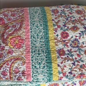 Queen quilt with shams
